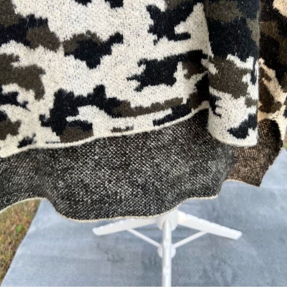 Philosophy Sweater with high/low hem & camo print - beautiful & perfect for Fall - Picture 5 of 7